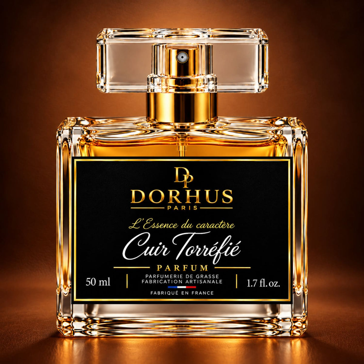 Flacon de parfum Cuir Torréfié Dorhus Paris 50 ml, avec étiquette noire et dorée, sur fond brun ambré.